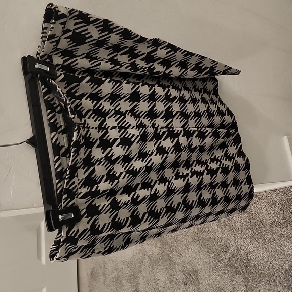 Blk and white skirt - Picture 2 of 3